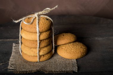 ev yapımı yulaf ezmeli kurabiye dize ile bağlı