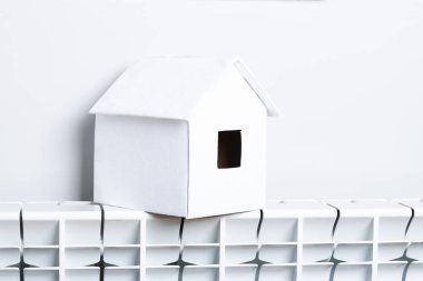 Kış - Isıtma sistemi kavramı ve bir ev modeli ile soğuk karlı havalarda evde