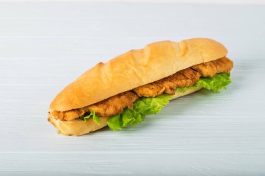 Jambon, peynir, domates, salatalık, marul ve beyaz arka plan üzerinde izole soğan taze denizaltı sandviçle