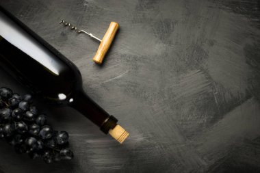 Ahşap arka planda kırmızı şarap şişesi.