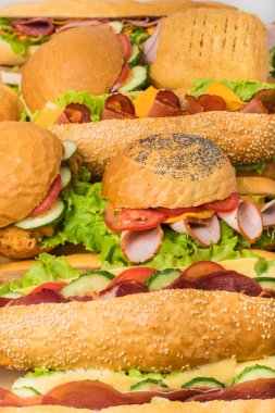 lokanta hamburger, sosisli sandviç menüsüyle hamburger, patates kızartması, domates içecekler ve daha birçok