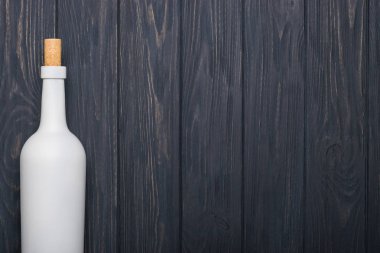 Koyu ahşap arka plan üzerinde şarap şişesi. Mock-up