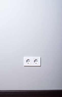 Bir duvara elektrik prizleri