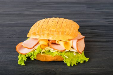 Preslenmiş ve tost Çift Kişilik panini jambon ve peynirli sandviç Kağıt ahşap bir masa üzerinde yılları arasında görev yapmıştır