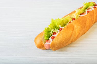 Jambon, peynir, domates, salatalık, marul ve beyaz arka plan üzerinde izole soğan taze denizaltı sandviçle