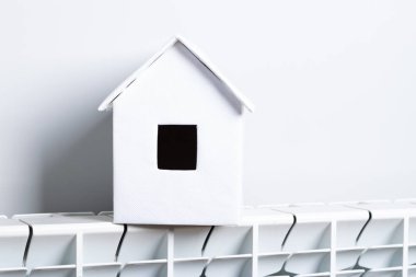 Kış - Isıtma sistemi kavramı ve bir ev modeli ile soğuk karlı havalarda evde