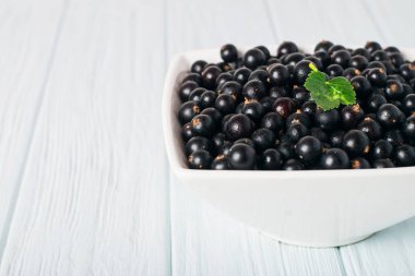 Yaprak sapı ile ahşap masa üzerinde Siyah frenk üzümü