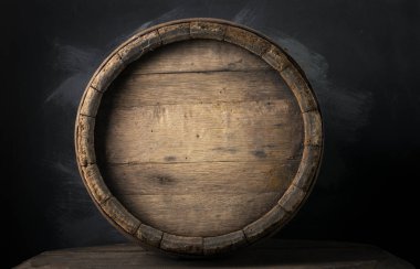 fıçının arka planı ve aşınmış eski ahşap masa
