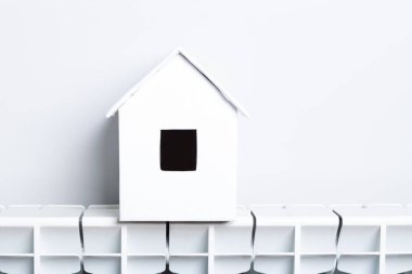 Kış - Isıtma sistemi kavramı ve bir ev modeli ile soğuk karlı havalarda evde