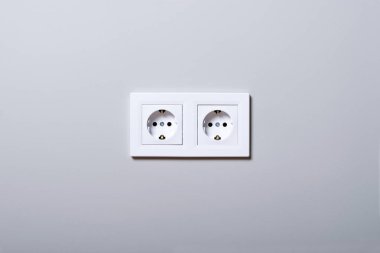 Bir duvara elektrik prizleri