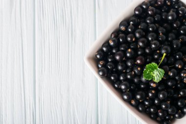 Yaprak sapı ile ahşap masa üzerinde Siyah frenk üzümü