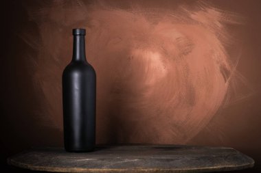 Ahşap kahverengi zemin üzerine kırmızı şarap şişesi