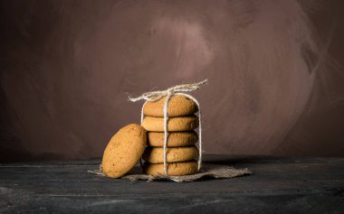 ev yapımı yulaf ezmeli kurabiye dize ile bağlı