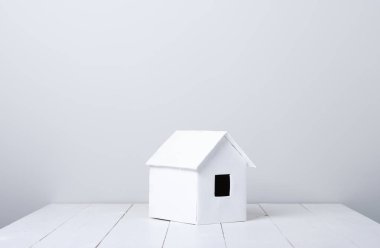 ahşap yüzeyde küçük beyaz kulübe