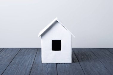 ahşap yüzeyde küçük beyaz kulübe