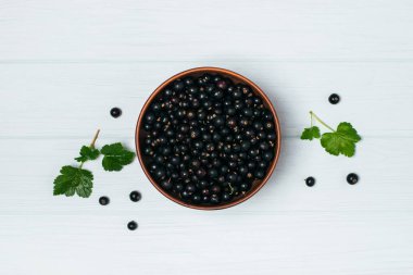 Yaprak sapı ile ahşap masa üzerinde Siyah frenk üzümü