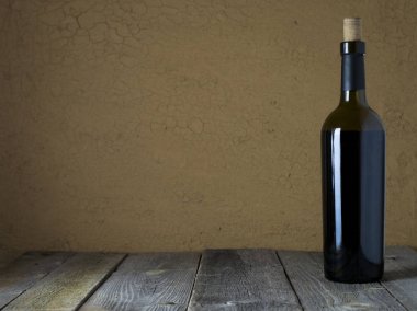 Ahşap arka planda kırmızı şarap şişesi.