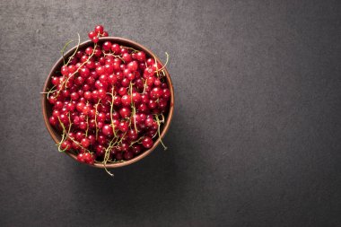 Kil kase karanlık yüzeyi kırmızı kuş üzümü