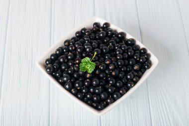 Yaprak sapı ile ahşap masa üzerinde Siyah frenk üzümü