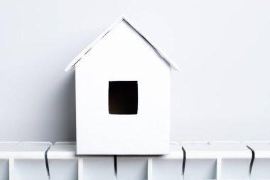 Kış - Isıtma sistemi kavramı ve bir ev modeli ile soğuk karlı havalarda evde