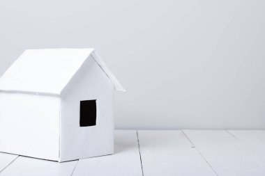 ahşap yüzeyde küçük beyaz kulübe