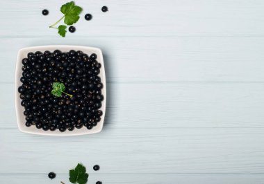 Yaprak sapı ile ahşap masa üzerinde Siyah frenk üzümü