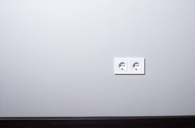 Bir duvara elektrik prizleri