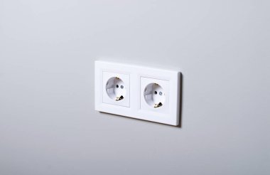 Bir duvara elektrik prizleri