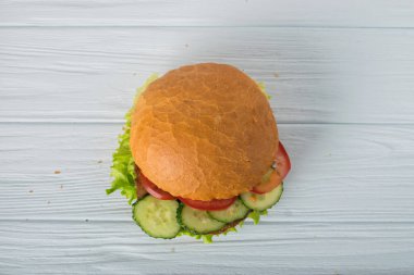 Ahşap masa beyaz arka plan üzerinde izole zanaat sığır eti burger