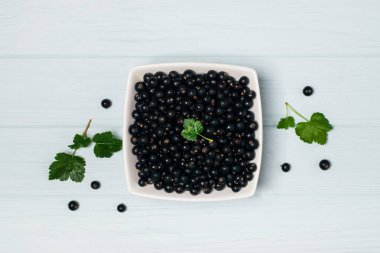 Yaprak sapı ile ahşap masa üzerinde Siyah frenk üzümü