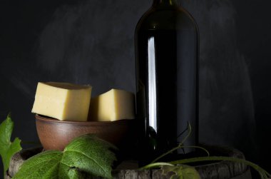 geniş şişe, peynir kil kase ve yeşil yaprakları
