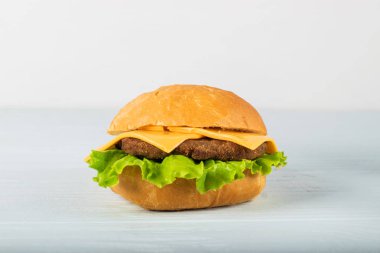 Ahşap masa beyaz arka plan üzerinde izole zanaat sığır eti burger