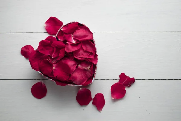Caixa Forma Coração Cheio Pétalas Flor — Fotografia de Stock