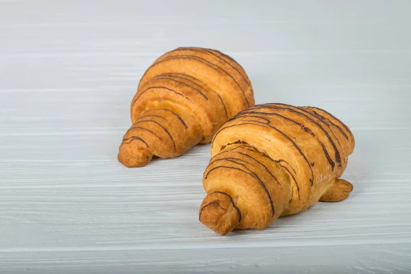 iki ay çöreği bir beyaz arka plan closeup izole pudra şekeri serpilir