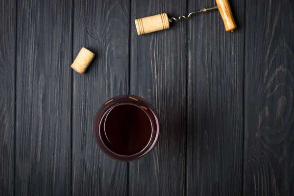 Стакан красного вина на сером деревянном столе. Вид сверху — стоковое фото