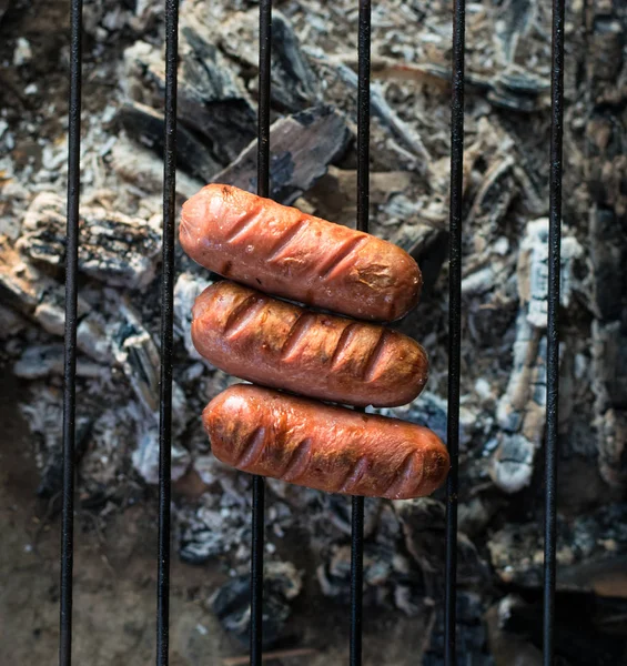 Izgarada ızgara sosis. Seçici odak.