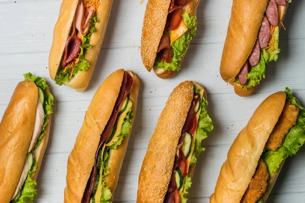 Свежий сэндвич с белым и пшеничным сэндвичем . — стоковое фото