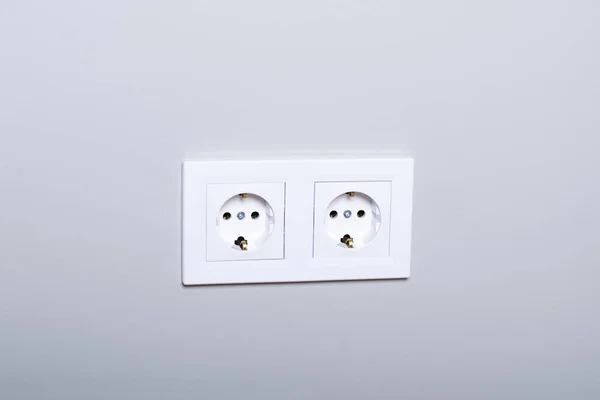 Электрические розетки на стене — стоковое фото