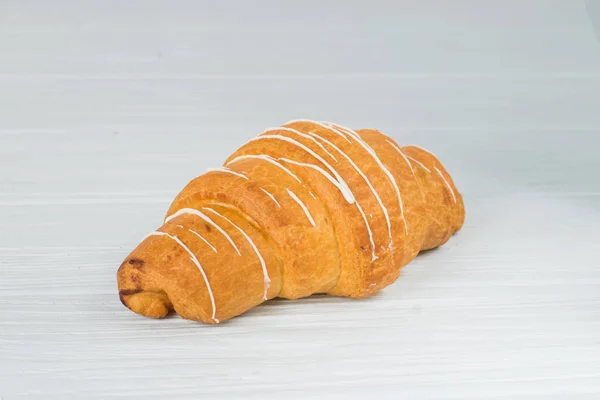 Croissant proaspăt izolat pe fundal alb — Fotografie, imagine de stoc