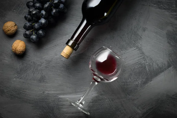 Glasflasche Wein mit Korken auf Holztischhintergrund — Stockfoto