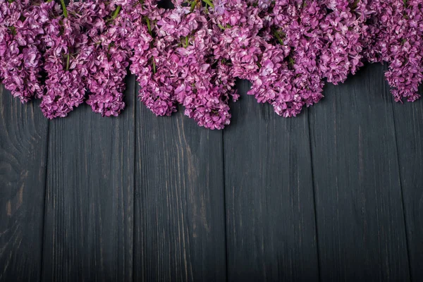 As belas flores lilás em um fundo de madeira escura — Fotografia de Stock