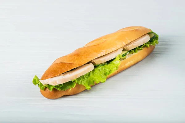 Verse submarine sandwich met ham, kaas, tomaten, komkommers, sla en uien geïsoleerd op witte achtergrond — Stockfoto