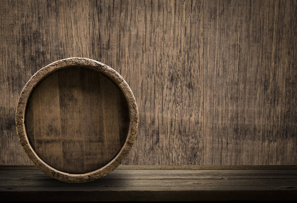 Деревянная бочка для вина на деревянном фоне
