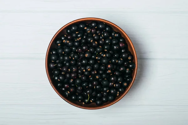 Yaprak sapı ile ahşap masa üzerinde Siyah frenk üzümü