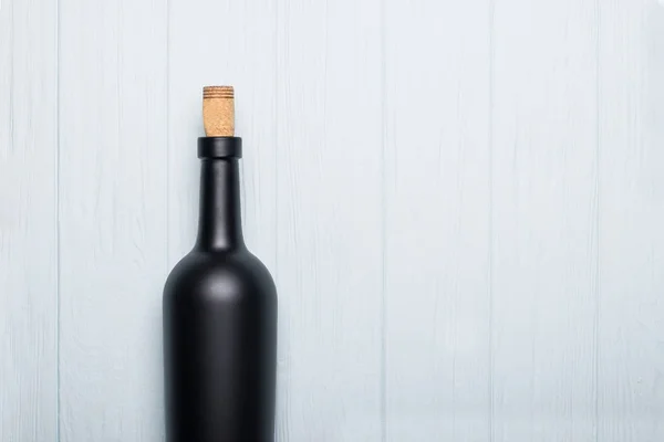 Бутылка вина на белом деревянном фоне. Мак-ап — стоковое фото