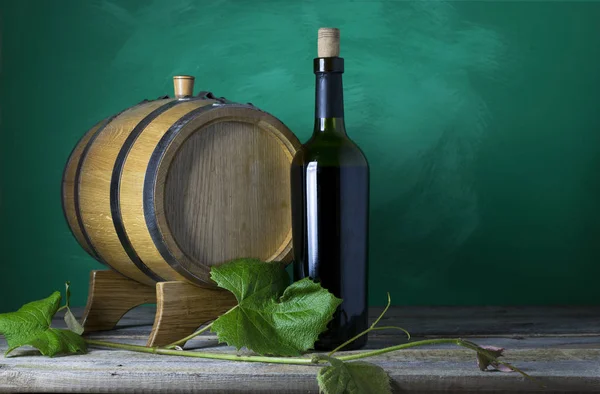 Şarap şişesi ve masada ahşap varil ile gözlük