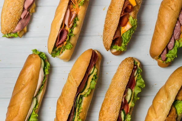 Taze alt sandviç üzerinde beyaz ve buğday şekerleme.