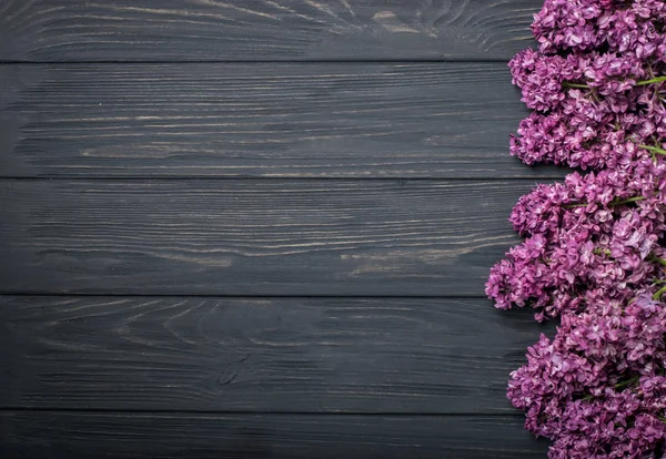 Koyu ahşap arka plan üzerinde güzel Eflatun çiçekler