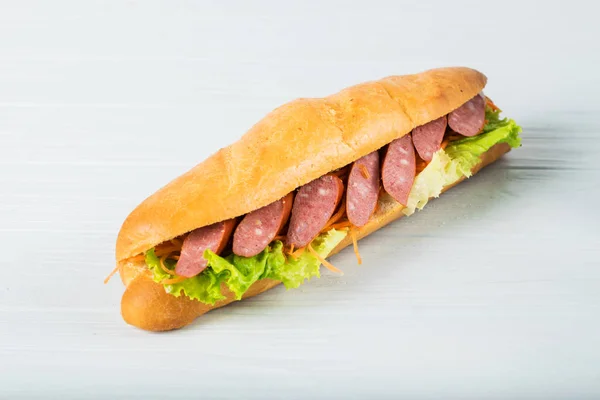 Sandwich sous-marin frais au jambon, fromage, tomates, concombres, laitue et oignons isolés sur fond blanc — Photo