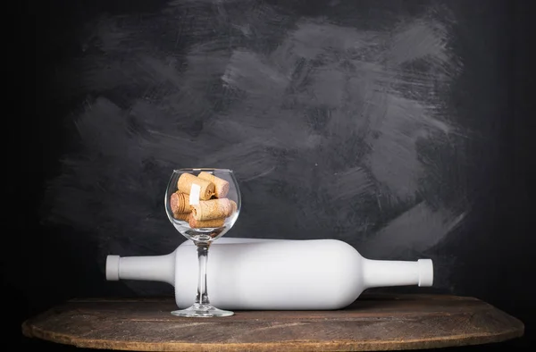 Weinflasche und Glas auf Holzgrund — Stockfoto